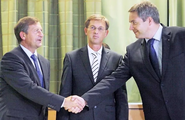 Predsedujoči SMC, Desus  in SD Miro Cerar (v sredini), Karl Erjavec (levo) in Dejan Židan (desno) so danes  podpisali koalicijski sporazum o sodelovanju v vladi za mandatno obdobje 2014-2018.