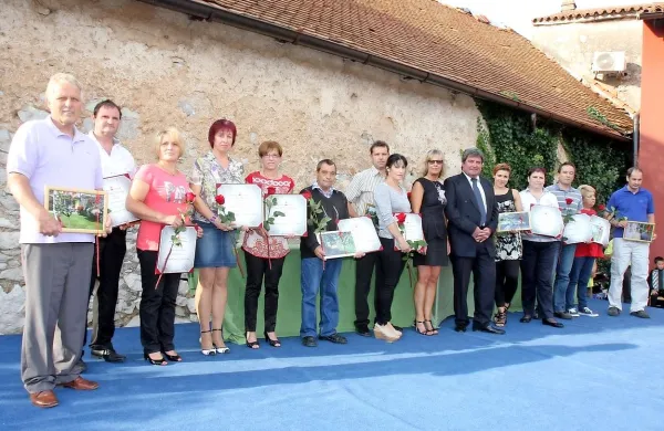 Dobitniki priznanj za najboljše v akciji Občina Sežana v cvetju 2014 skupaj z županom in predsednico komisije