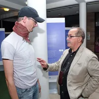 Letošnji avtor v središču, pisatelj Marko Sosič (desno), je bil navdušen nad igralcem Rafaelom Vončino, ki je na odprtju festivala interpretiral njegovo zgodbo Do zadnjega imena