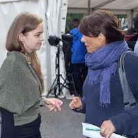 Še zadnje usklajevanje pred začetkom slovesne podelitve: Maja Kavzar Hudej, programska vodja festivala, in Milojka Širca, koreografinja in plesna pedagoginja, ki je režirala otvoritveno in sklepno vileniško slovesnost.