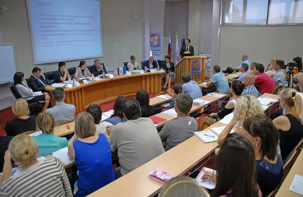 Območna obrtna zbornica (OOZ) Nova Gorica tesno sodeluje z inšpekcijskimi službami na Goriškem. Tudi v svoje dobro se trudijo, da bi zajezili delo na črno, je na današnji okrogli mizi poudaril predsednik novogoriške zbornice Zoran Simčič.