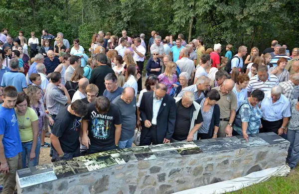 Domačini in gostje so si ob spomeniku z zanimanjem ogledali  fotografije iz časa vojaške bolnišnice
