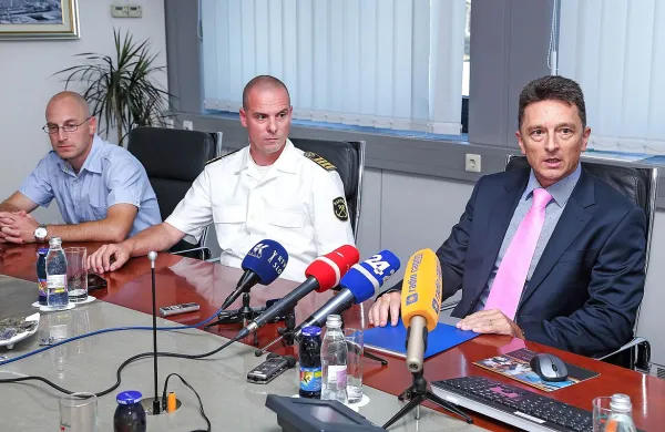 V Luki Koper so pred dnevi zaključili s poglabljanjem prvega bazena na globino 14 metrov. To bo omogočilo vplutje ladjam z ugrezom 13,5 metra in do 10.000 kontejnerskih enot pretovora, je na današnji novinarski konferenci pojasnil prvi mož Luke Dragomir