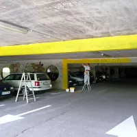 Delavci  so pred dnevi prepleskali vhod v garažno hišo Prisoje  