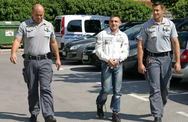 Matjaža Trampuža sta  pravosodna policista na sodišče v Sežano pripeljala iz koprskega pripora