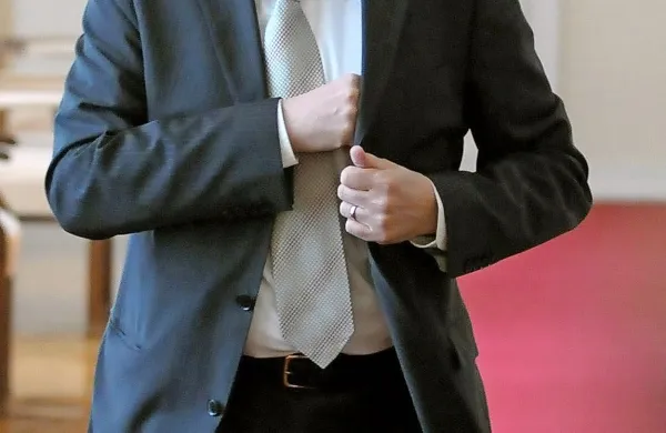 Nekdanji predsednik uprave NLB Draško Veselinovič je  v sojenju zaradi suma oškodovanja Pivovarne Laško pri financiranju njenega prevzema danes dejal, da je politika nekaj časa aktivno spodbujala menedžerske prevzeme
