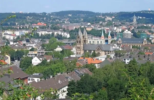 Pred dnevi se je v Wuppertalu na zahodu države 11 salafistov, oblečenih v oranžne telovnike z napisom šeriatska policija, ponoči večkrat podalo na ulice in svarilo pred alkoholom, igrami na srečo, glasbo, koncerti, pornografijo in drogami