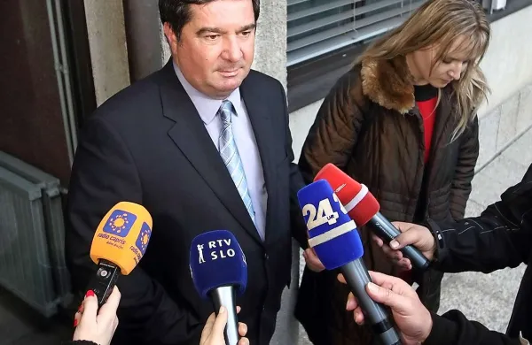 Roberta Časarja že kakšno leto ni na sodišče, njegova žena pa je sredi julija dala odpoved na koprski Komunali