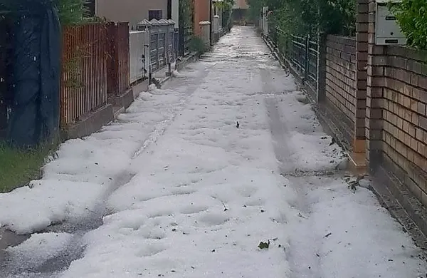 Nekatere predele Slovenije so danes popoldne že zajela neurja z močnimi nalivi