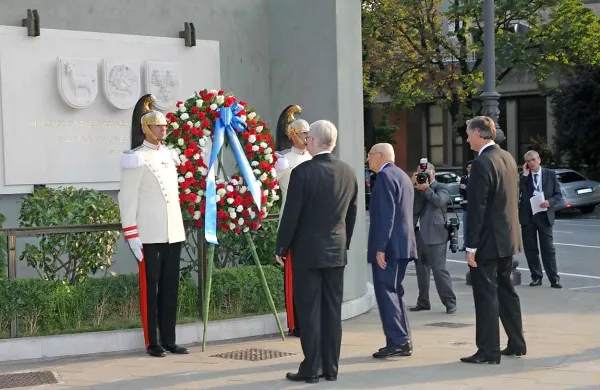 Julija 2010 so tedanji predsedniki  Hrvaške, Italije in Slovenije  položili venec in obeležili spomin na  optante
