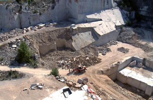 Prizor iz filma Živeti kamen
