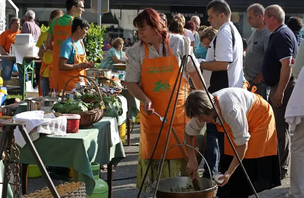  Tekmovanje v pripravi smukavca  je spet potekalo pred množico radovednežev
