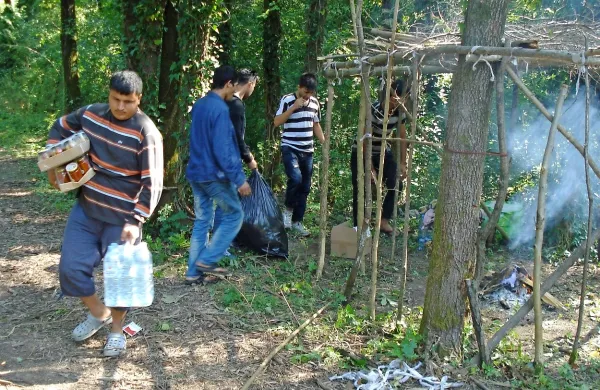 Afganistanski prosilci za azil so se včeraj razveselili vode in paketov hrane novogoriškega Rdečega križa