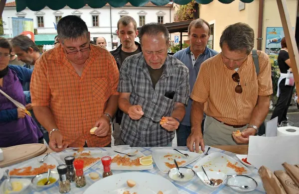 Obiskovalci  so bili navdušeni nad prvo degustacijo jedi  iz soške postrvi, ki jo na menijih gostiln pričakujejo čez leto ali dve