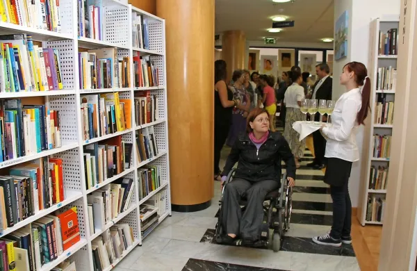 Novi prostori knjižnice v TPC Lucija so prijazni do starejših in gibalno oviranih  bralcev, saj so dostopni tudi z dvigalom