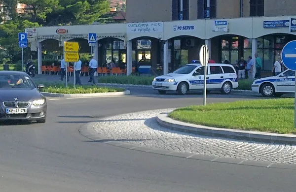 V krožišču pri lucijski pošti se je včeraj zjutraj hudo poškodoval 57-letni voznik kolesa s pomožnim motorjem