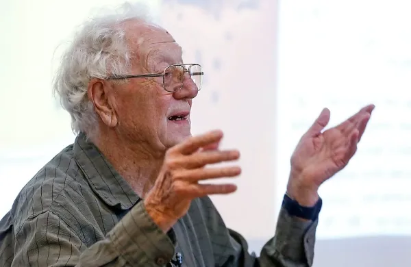 Študentom je  treba pustiti, da delajo na lastnih projektih. “Le tako se bodo lahko razvili v samostojno osebo z novimi ideji. V nasprotnem primeru bodo samo kopija učitelja,” pravi Oliver Smithies