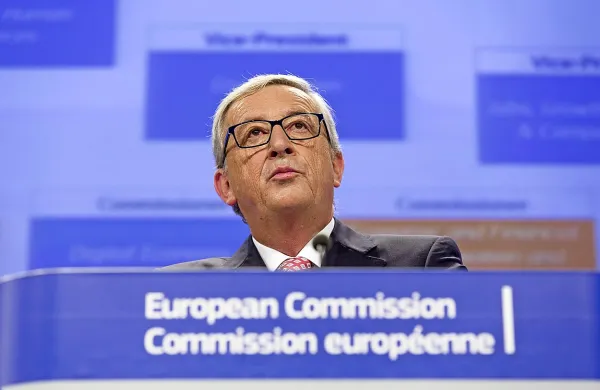 Prihodnji predsednik Evropske komisije Jean-Claude Juncker se ob današnji predstavitvi organizacijske strukture nove komisije v Bruslju znova ni mogel izogniti vprašanjem glede slovenske premierke v odhodu Alenke Bratušek