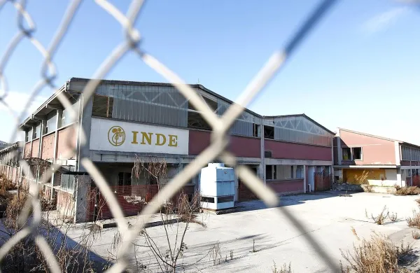 Danes se bo odvil prvi sklop dražb Kraškega zidarja v stečaju, na katerih bo  naprodaj tudi del kompleksa nekdanje tovarne Inde v Kopru
