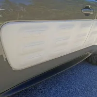 Napihnjena ojačana plastika na bokih naj bi avto obvarovala pred praskami in  udarninami
