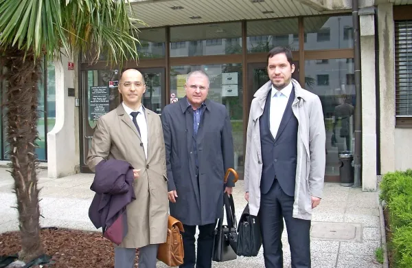 Uroš Petohleb in Iztok Podbregar (z desne, v družbi z odvetnikom Jožefom Klavdijem Novakom)  sta žalila vodstvo Občine Postojna, je odločilo koprsko sodišče