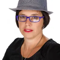  Polonca Bregantič (31) iz Goriških brd  je gimnazijska maturantka, a jo je kuhanje povsem prevzelo. Z gostinstvom nima izkušenj, zato upa, da bo v šovu pridobila veliko kuharskega  znanja ter spoznala veliko zanimivih ljudi.