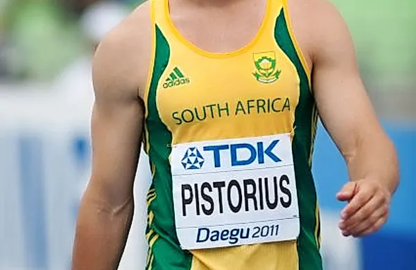 Dobro leto in pol po tem, ko je pod streli južnoafriškega paraolimpijca Oscarja Pistoriusa umrlo njegovo dekle Reeva Steenkamp, je sodnica v Pretorii danes odločila, da pri tem ni šlo za naklepni umor