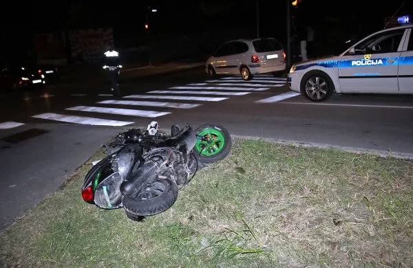 S skuterjem skozi rdečo luč in v avtomobil