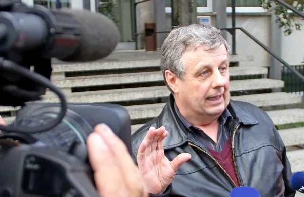Jožef Janežič očitke tožilstva ves čas vztrajno zavrača, oškodovanci pa so na sodišče vložili več premoženjsko-pravnih zahtevkov
