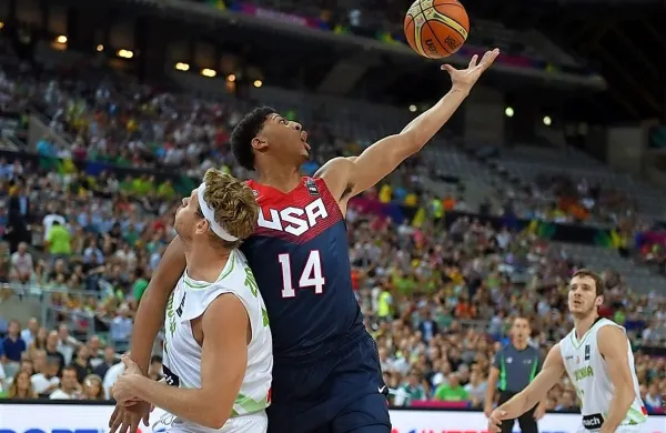 Ameriški centri (na fotografiji Anthony Davis) so povsem nadigrali slovenske in razgalili vse težave