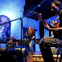 Neca Falk med nedavnim sklepnim koncertom festivala Jeff v  Pokrajinskem muzeju Koper, obdana s kitaristom Boštjanom Naratom, kontrabasistom Žigo Golobom  in multiinstrumentalistom Boštjanom Gombačem