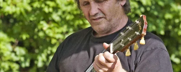 Igor Kos med nastopom Prizme  na letošnji  dan mladosti v Lokvi 