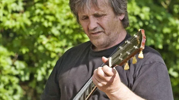 Igor Kos med nastopom Prizme  na letošnji  dan mladosti v Lokvi 