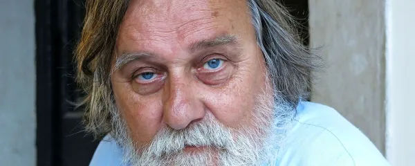 Dušan Milavec: “Filmska branža je danes pri nas na najnižji točki. Mislim, da je na nižjo ne morejo več spraviti. Zato ustvarjalec že  sam zavira lastne zamisli, ker ve, da jih ne bo mogel uresničiti.”