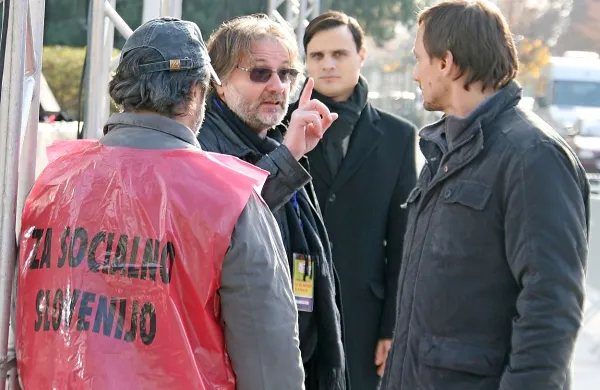   Vinko Möderndorfer med režiserskimi napotki glavnemu igralcu  Marku Mandiću v prizoru, ki so ga snemali po protestih novembra 2012 na Kongresnem trgu   