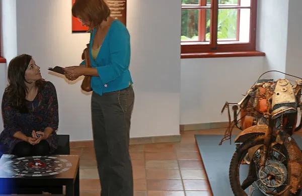 Avtorica razstave Marija Terpin Mlinar (levo) in  koordinatorka projekta Sabina Salamon, desno pa motor z zanimivo zgodbo: med  begom  iz Češke v Italijo se je vozilo  na slovensko-italijanski meji pokvarilo, prebežnik pa  ga je kar tam pustil  in peš