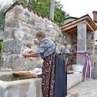 Od odprtju prenovljenega vodnjaka sta članici turističnega društva predstavili, kako so nekoč ženske prale perilo ob vodnajku  