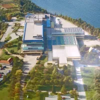 Takšen bo bolnišnični kompleks po dograditvi centralnega urgentnega bloka na zelenici pred sedanjim vhodom (spredaj desno), ki ga bodo povezali z dosedanjo stavbo. Glavni vhod bo z okrogle ploščadi na levi strani, s pročelja, ki zre na Izolo. V nizki