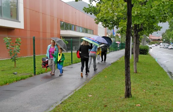 Občina je bila proti  ograji pred vhodom v šolo. Projektanti bi za varnost poskrbeli z zasaditvijo žive meje ob cesti. 