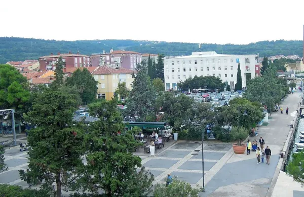 Osrednje prizorišče proslave bo na parkirišču Lonka. Oder se bo naslanjal na Srednjo gostinsko šolo (bela stavba).