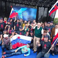 Janez Stanovnik v družbi Puntarjev, civilnega gibanja, ki si želi socializma 21. stoletja. Kasneje se jim je pridružil še Milan Kučan; tovariš, ne gospod, kot jih je podučil.