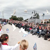  Ob 12.30 so Lonko preplavile   bele golobice. Belega goloba, simbol miru,  ima v svojem grbu tudi  izolska občina. Prihodnje leto bo proslava v Tolminu.