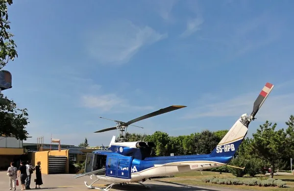 Piloti policijskega helikopterja so doslej pristajali na ploščadi pred bolnišnico, po kateri hodijo v bolnišnico tudi obiskovalci z zgornjega parkirišča