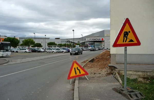 Pločnik ob zaporu bo kmalu spet uporaben