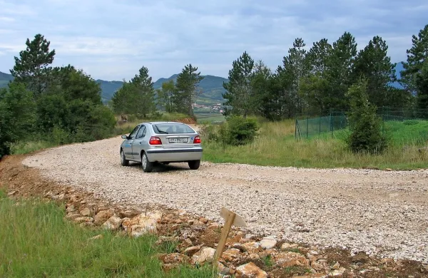 Župan pravi: cesta je bila nujna, naredili smo jo brez dokumentacije in zato sem plačal