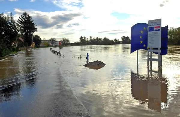 V Karlovcu zaradi popav že evakuacije