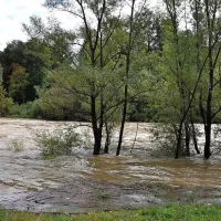 Pod vodo že polovica kostanjevi&scaron;kega otoka