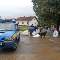 Pod vodo že polovica kostanjevi&scaron;kega otoka