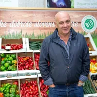 Robert Fakin, direktor Kmetijske zadruge Agraria med policami njihovega reprezentančnega oddelka s sadjem in zelenjavo