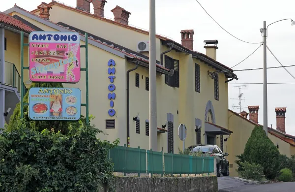 Najstarejša obrt se je dogajala tudi za zidovi bara Antonio v Komnu, ki je bil znan tudi gostom iz Italije